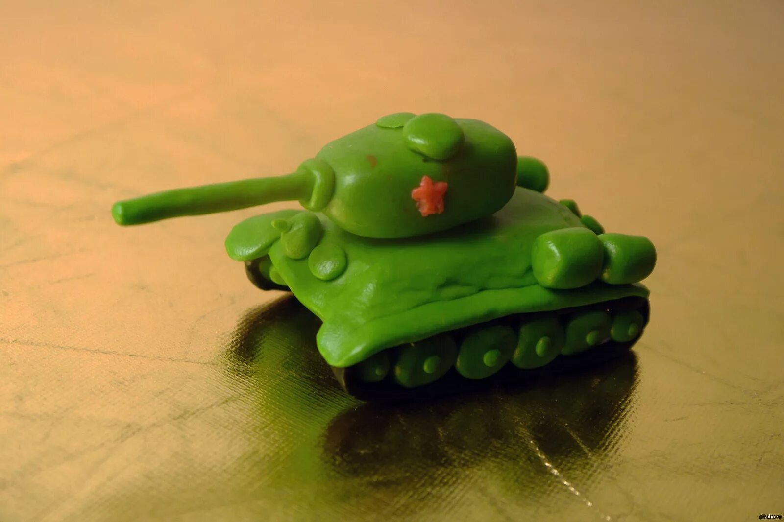 Видео пластилина танки. Танк т-34 из пластилина. Танк лепка т-34. Танк т34 лепить из пластилина для детей. Военная техника из пластилина т34.