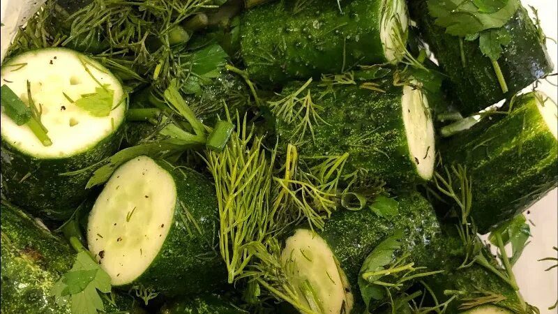 Маринуем огурцы в кастрюле рецепт. Огурцы с чесноком и укропом. Огурцы отмачиваются в воде. Маринуем огурцы в кастрюле рецепт. Малосольные огурцы кипятком.