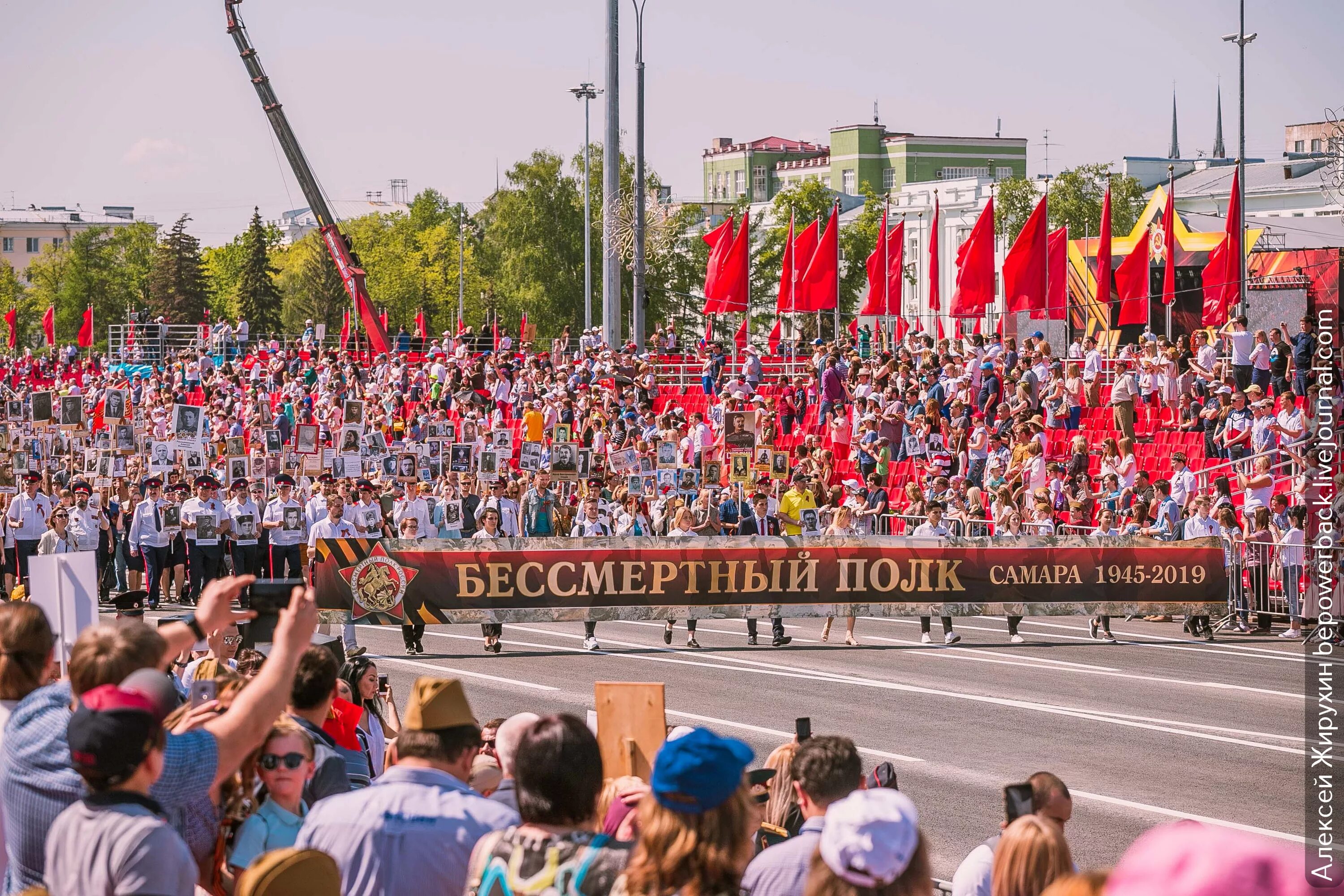 Новое в мае 2019. Бессмертный полк Самара 2019. Бессмертный полк Самара 2018. Площадь Куйбышева Самара парад 9 мая Бессмертный полк. Бессмертный полк 2022 в Самаре.