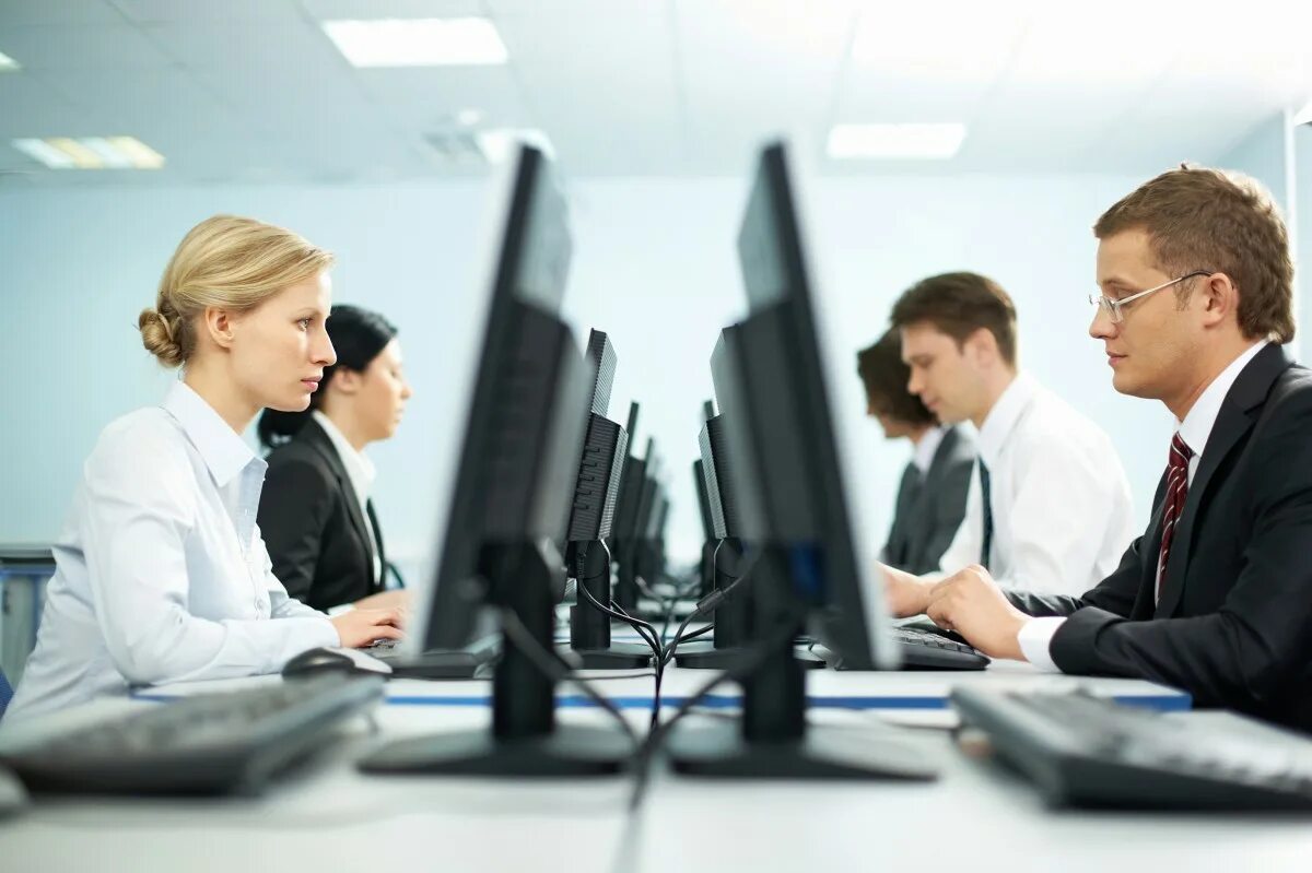 Где работает работник. Офисный работник. офис с сотрудниками. работник офиса. люди в офисе.