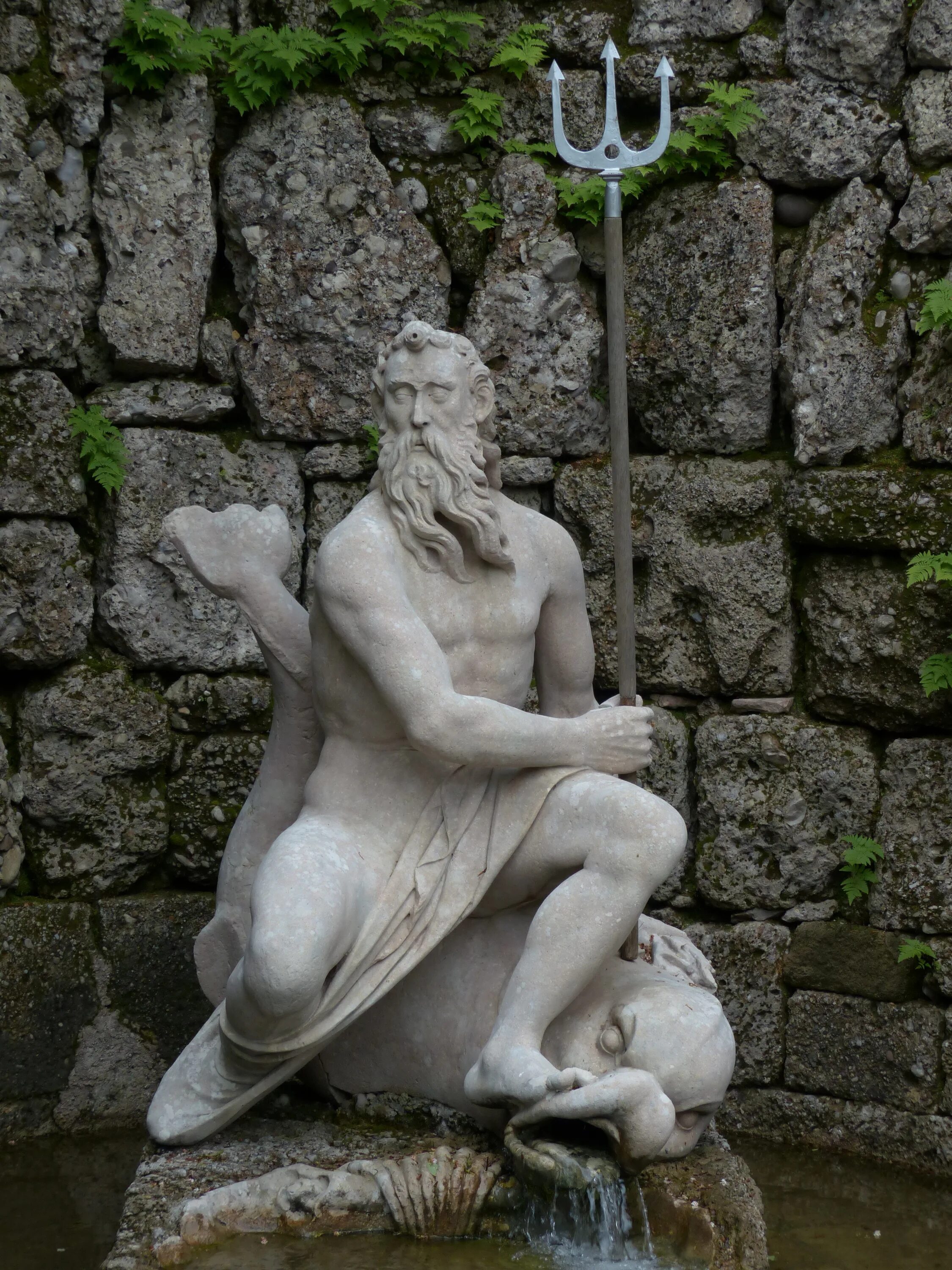 Камень нептуна 7 букв. Статуя Нептуна в Италии. Нептун сидящий скульптура. Грот Нептуна. Каменная статуя Посейдона.