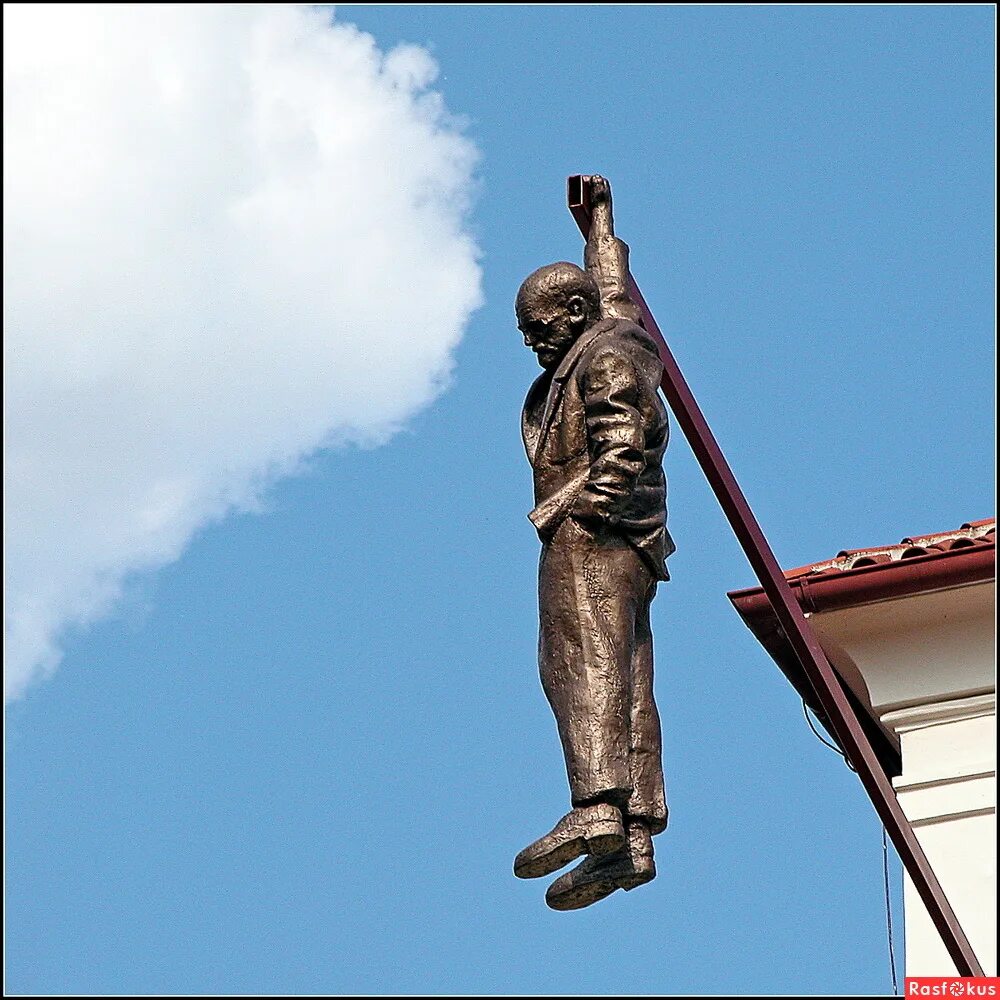памятник висящему человеку. памятник зигмунду фрейду в праге. скалолаз висящий на скале. человек повис в воздухе. чешский скульптор давид черный.