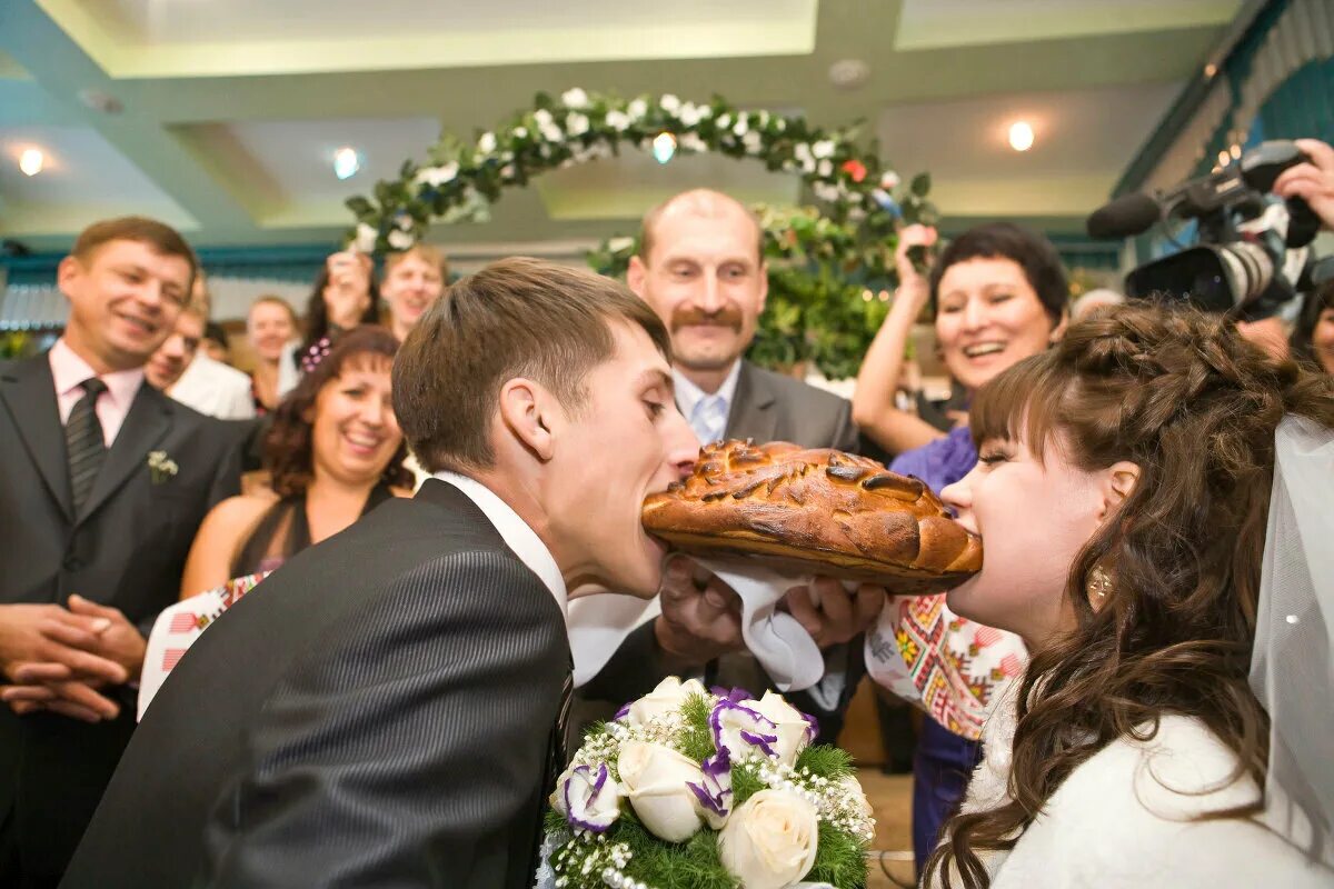 После загса что будет. Хлеб соль на свадьбе. Каравай на свадьбу. Каравай на свадьбу традиция. Встреча молодожен.