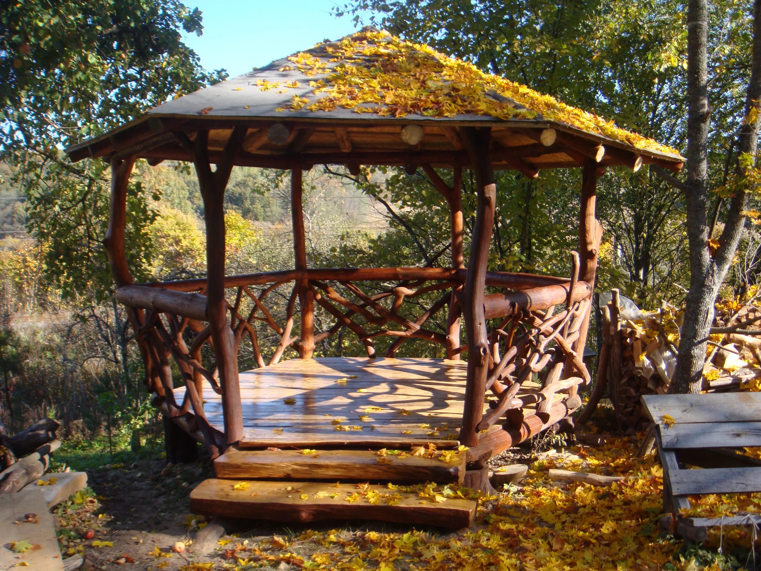 Самодельные беседки. Беседка брусовая Gazebos. Беседка из стволов деревьев. Беседка из подручных материалов. Бревенчатая беседка.