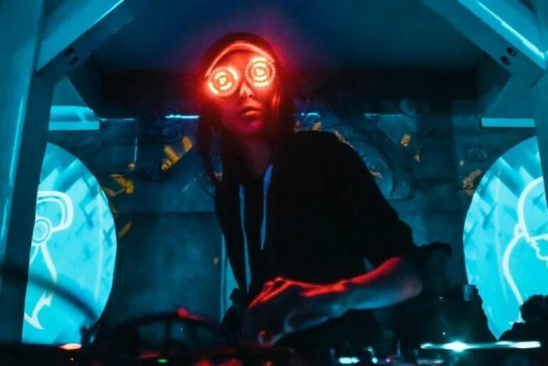 Rezz give in to you. Rezz канадский диджей. rezz art. надпись rezz. rezz edge.