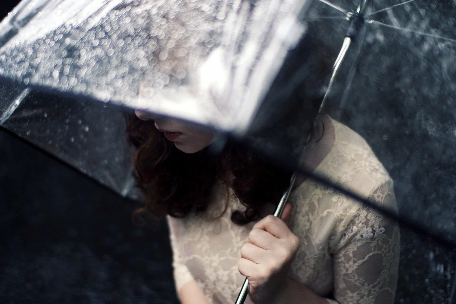 Elle rain. Девушка дождь. Женщина под дождем. Девушка с зонтом. Девушка с зонтом под дождем.