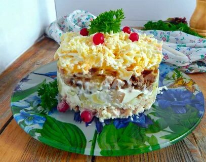 Салат курицей и грибами шампиньонами слоеный