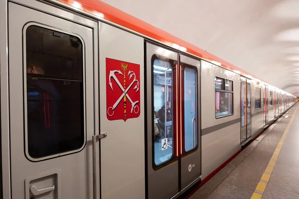 Вагон метро красного цвета. Новый красный поезд. 1. Вагоны метро 81-722/723/724. Вагоны метро петербургский метрополитен.