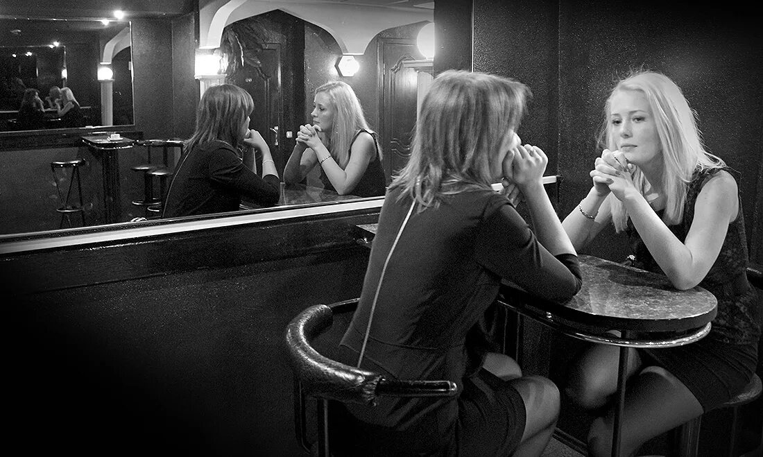 Подруги в кофейне. Фотосессия подруг в кафе. Подруги в кафе смеются. Кафе две подруги. Подруги в кофейне.