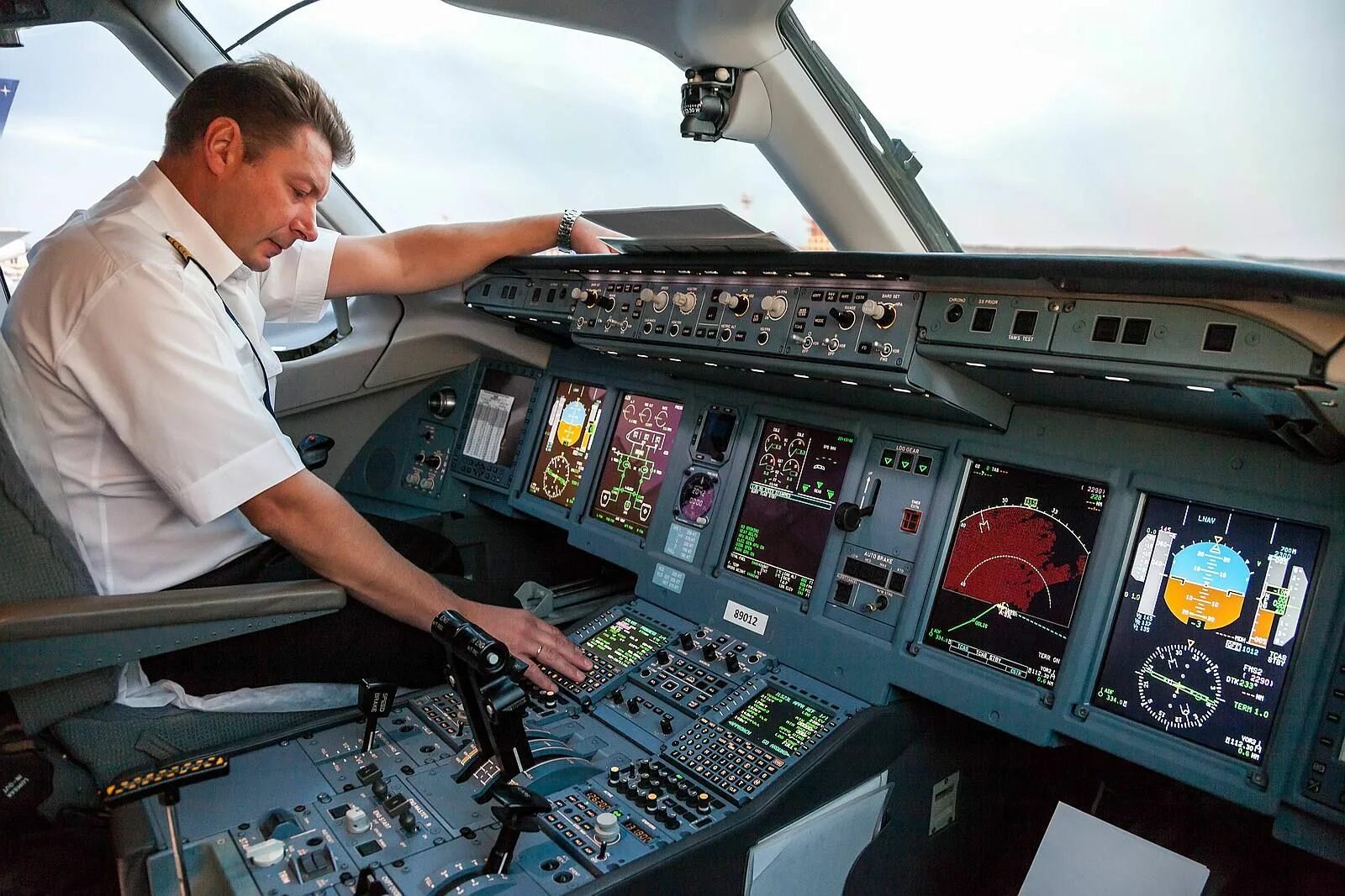 пилот суперджет. Sukhoi superjet 100 пилот. пилот суперджет. Mcdu ssj 100. Ssj 100 кабина.