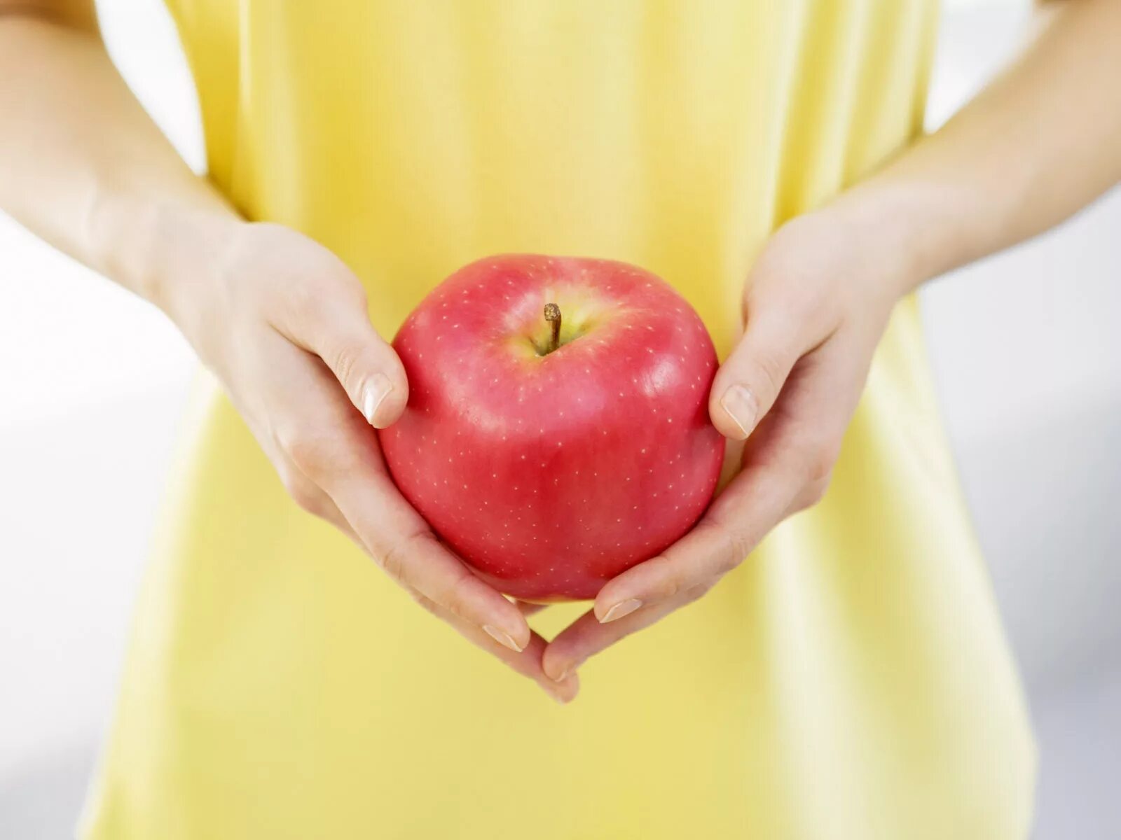 Яблоко в руке. Вздутие от яблок. Красное яблоко в руке. Кидает яблоко