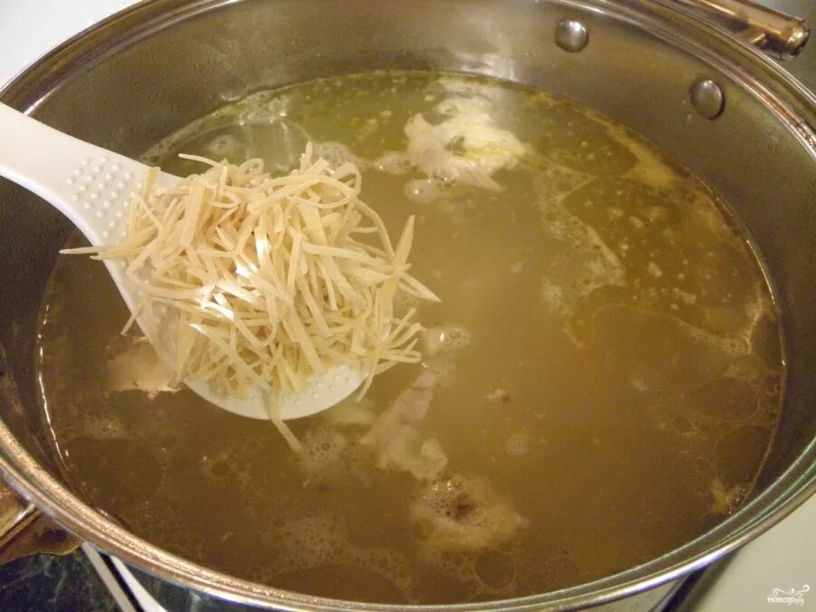 Сделать лапшу домашнюю для куриного супа. Токмач татарский. Бульон с лапшой. Суп лапша домашняя. Бульон с домашней лапшой.