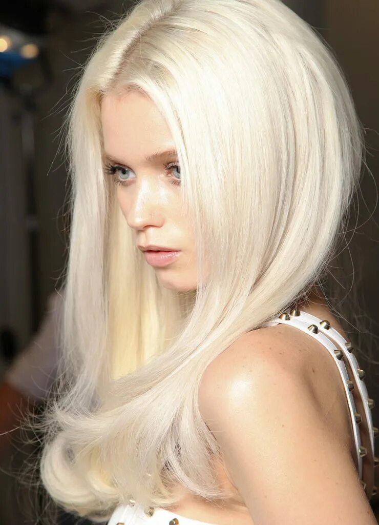 Белые волосы какую краску. Супра платиновый блонд. Руссо платиновый цвет волос. Кипельно-белый цвет волос. Платиновый блонд оттенок волос.