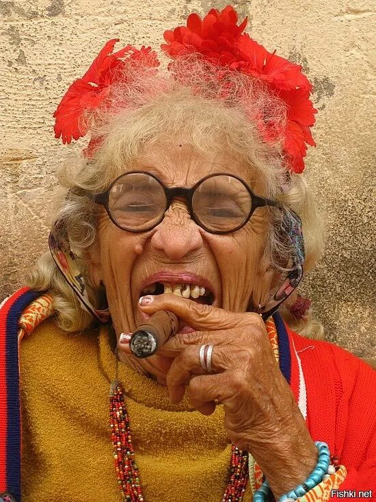 Злая бабка. Старый смешно. Веселые бабушки. Бабуля с сигаретой. Смешные старушки.