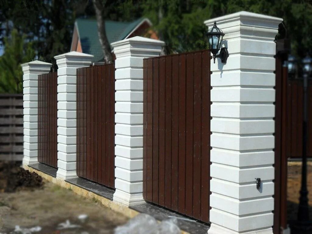 Столбы из кирпича для забора. Столбы для забора. забор с колоннами. декоративные столбы для забора. декоративные кирпичные столбы для забора.