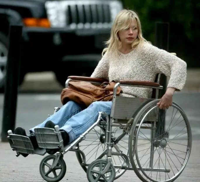 Мужчина в инвалидной коляске. Инвалид с ноутбуком. Жена инвалид на работе. Мужчина с ограниченными возможностями женат. Девушка в инвалидном кресле.