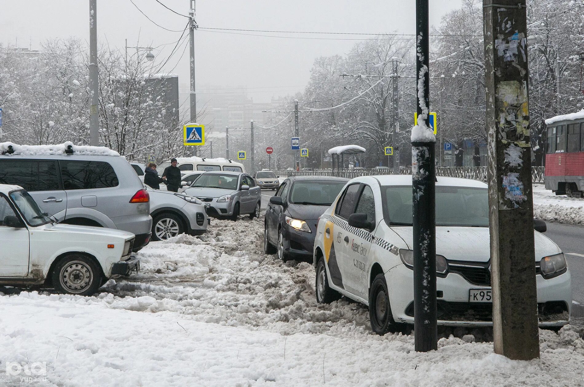 Снегопад в Краснодаре. Пробки Краснодар. Жалоба на нерасчищенный тротуар от снега. Химки снег. Погода краснодар снег