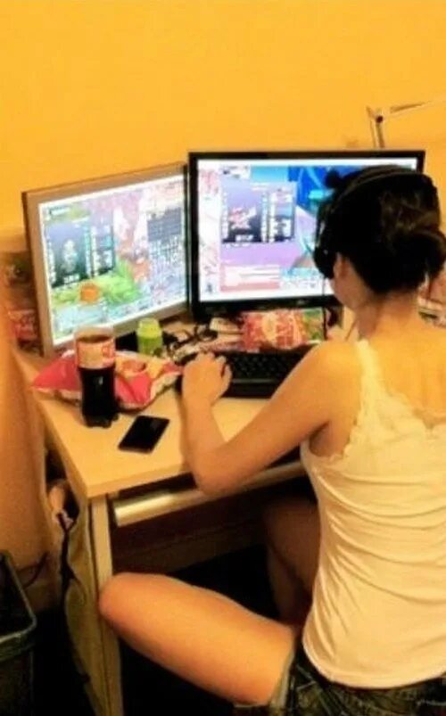 девочка сняла трусы лайк. софия рудман эскорт?. карина стримерша арт. девушка играет с трусами. анна брызгалова модель.