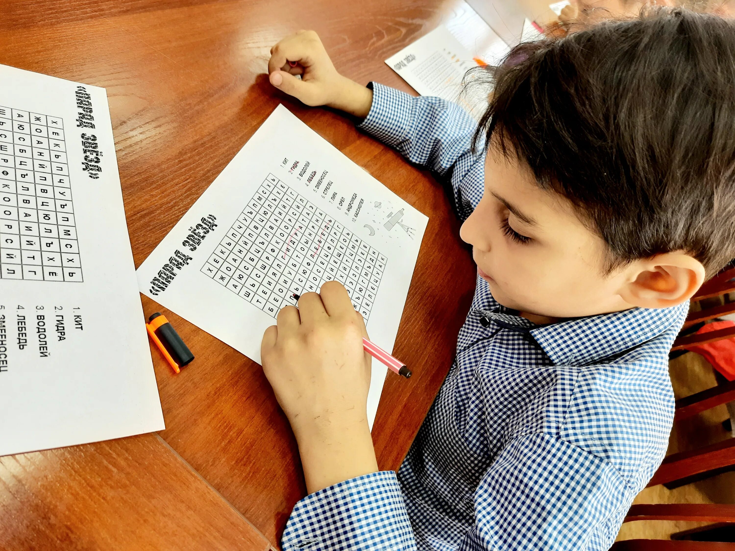 Индивидуальное занятие с ребенком в школе. Школьники профориентация. Профориентация рисунок. Дети учеба. Школьную программу помогать.