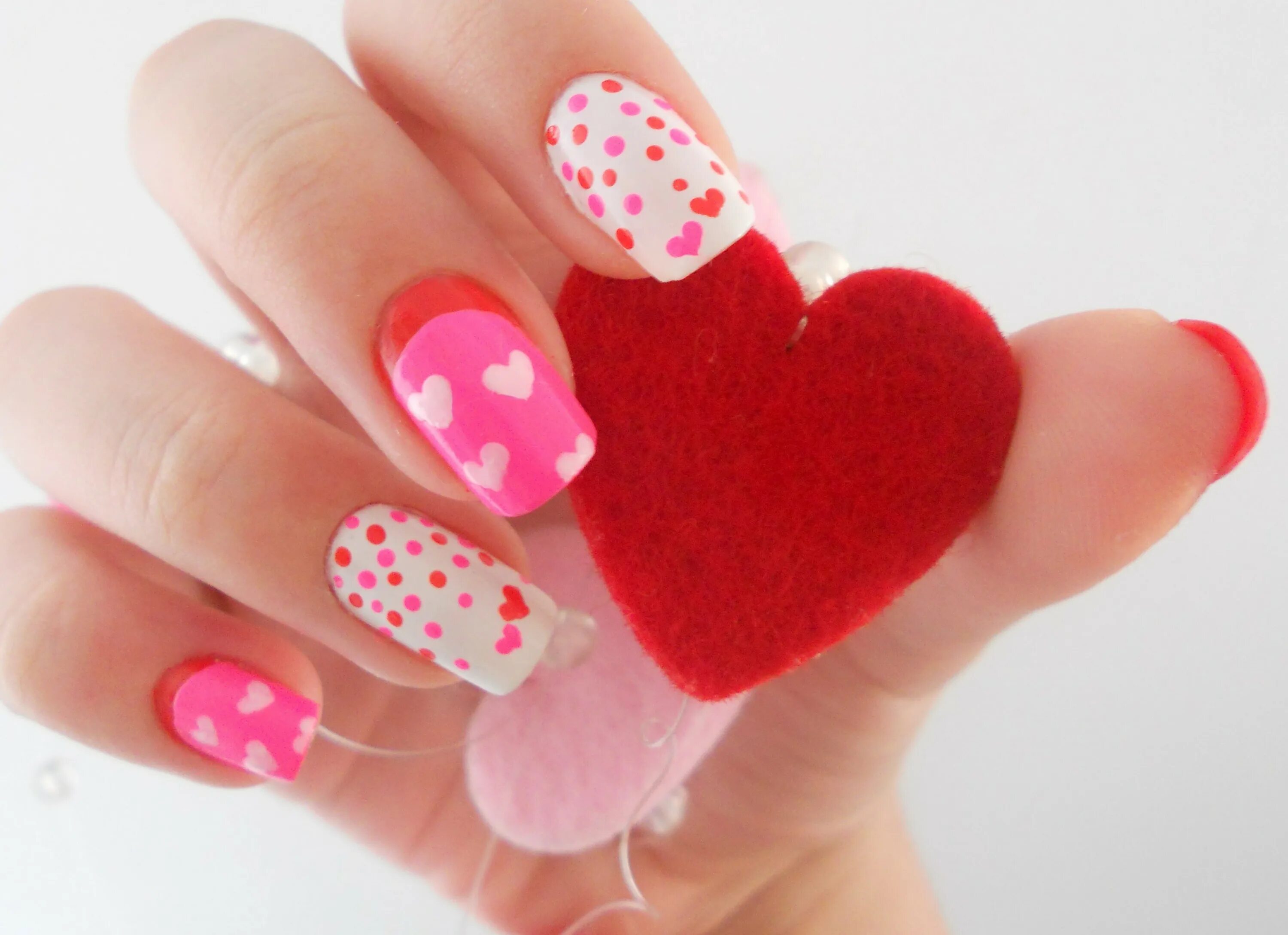 Ногти с сердечками. Романтичный маникюр. Маникюр на 14 февраля. Красный маникюр с сердечками. Френч с сердечками.
