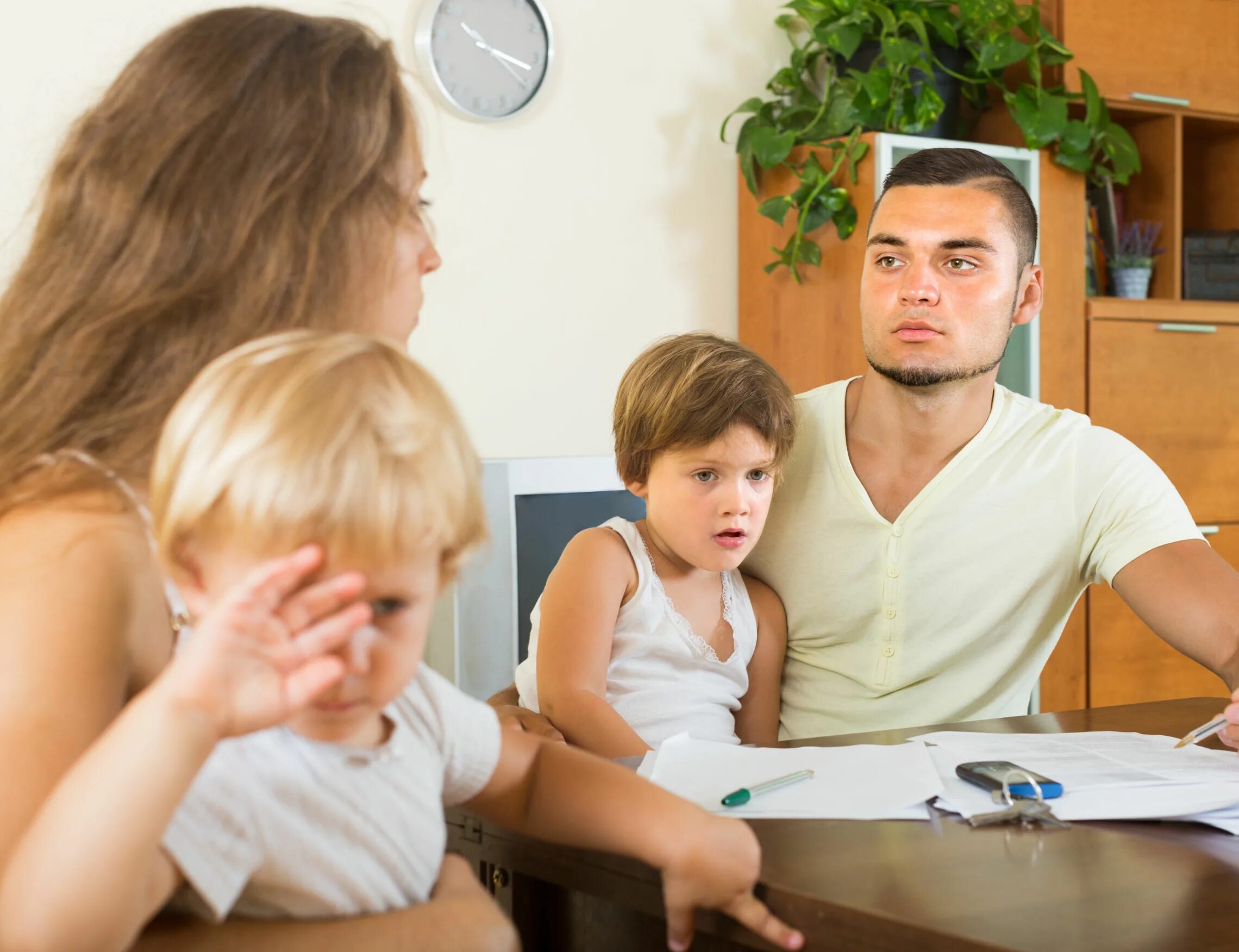 Развод родителей с несовершеннолетними детьми. Семья с несовершеннолетними детьми. Родители и дети в суде. Семейные разводы. Несовершеннолетние родители.