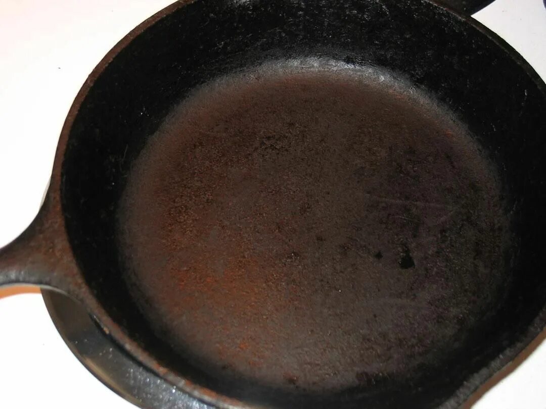 Cast Iron масло для чугунной сковородки. Чугунная сковорода ржавеет. Чугунная сковорода заржавела. Ржавая чугунная сковородка. Заржавел чугунный