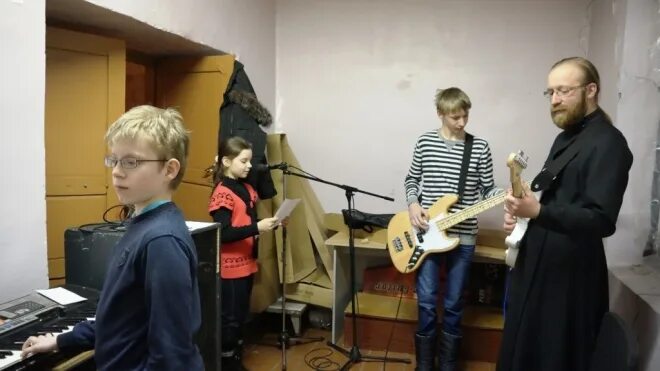 Школьный ансамбль ссср. В каморке репетировал школьный ансамбль. Ансамбль что за актовым залом. В каморке репетировал школьный ансамбль. В каморке репетировал школьный ансамбль.