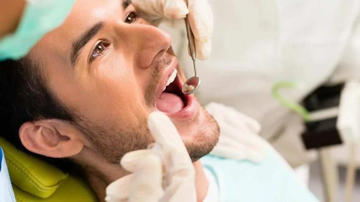 Курить после лечения зуба. Стоматолог. Стоматология мужчина. Взрослый стоматолог.