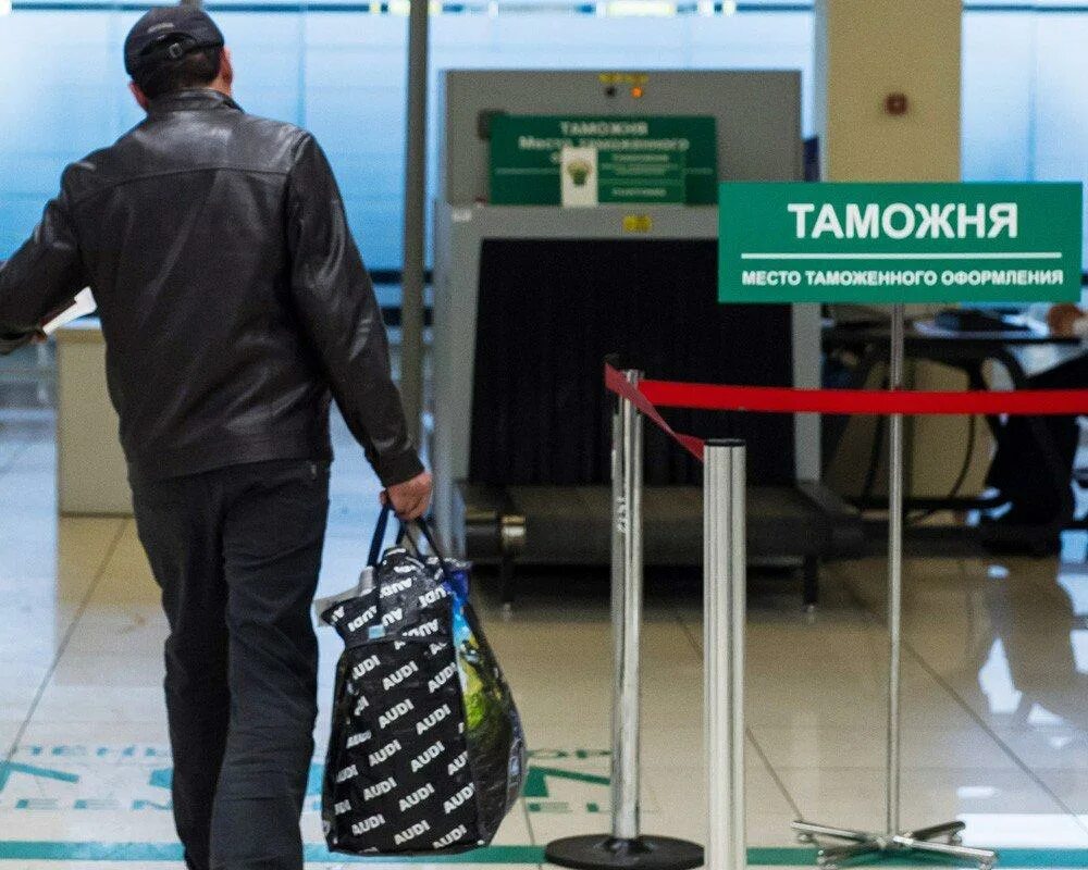 Груз проходит таможенную проверку в аэропорту франкфурта. Таможня в аэропорту. таможенники в аэропорту. таможенный контроль в аэропорту. зона таможенного контроля в аэропорту.