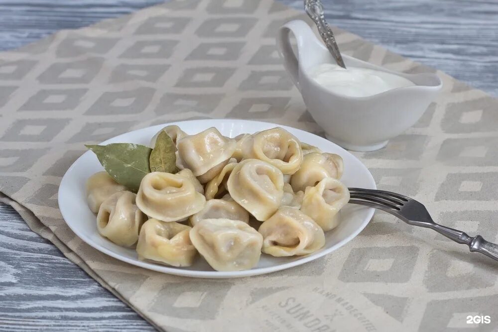 Пельмени со сметаной. Обломов пельмени. Тарелка пельменей. Гарибальди пельмени куриные. Пельмени говядина.