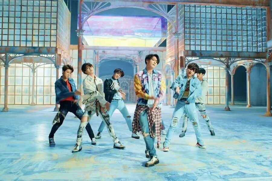 Корейский клипы бтс. БТС fake Love. BTS группа корейская. BTS face.