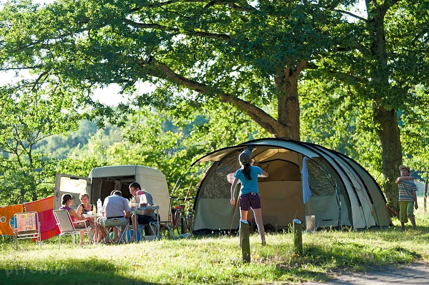 Кемпинг парк. Near the camp. Семья на пикнике. Кемпинг в лесу с палатками. The beach camping.