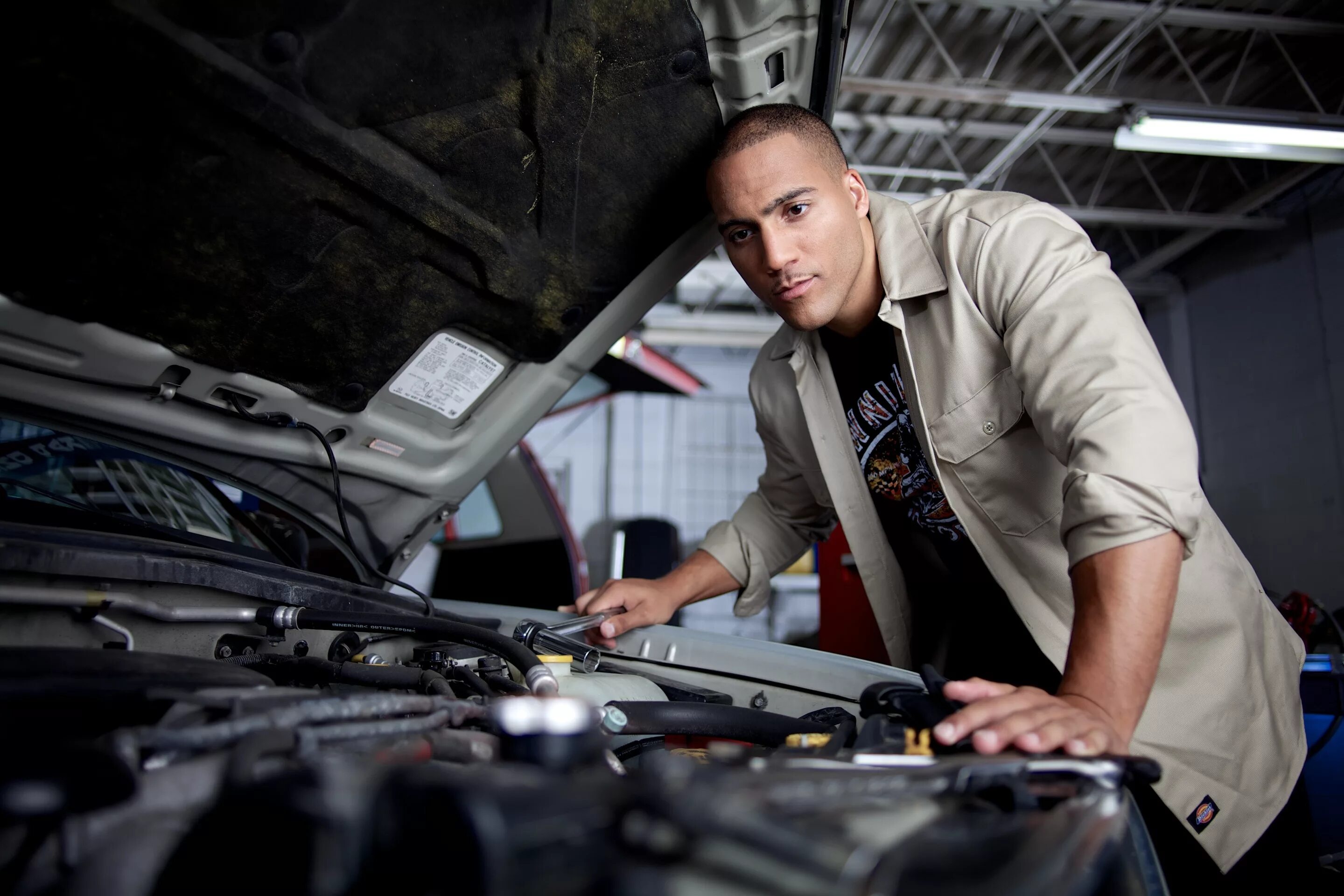 Mechanics. Красивый механик. Автомеханик HD. Фотографии механиков. Sam had the mechanic his car