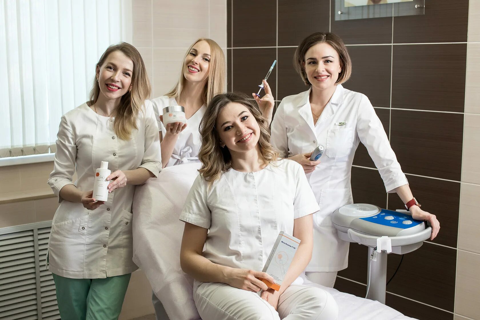 Консультация косметолога. Консультация врача косметолога. Дерматолог измайлово. Косметолог дерматолог в клинике подружки. Женщина врач.