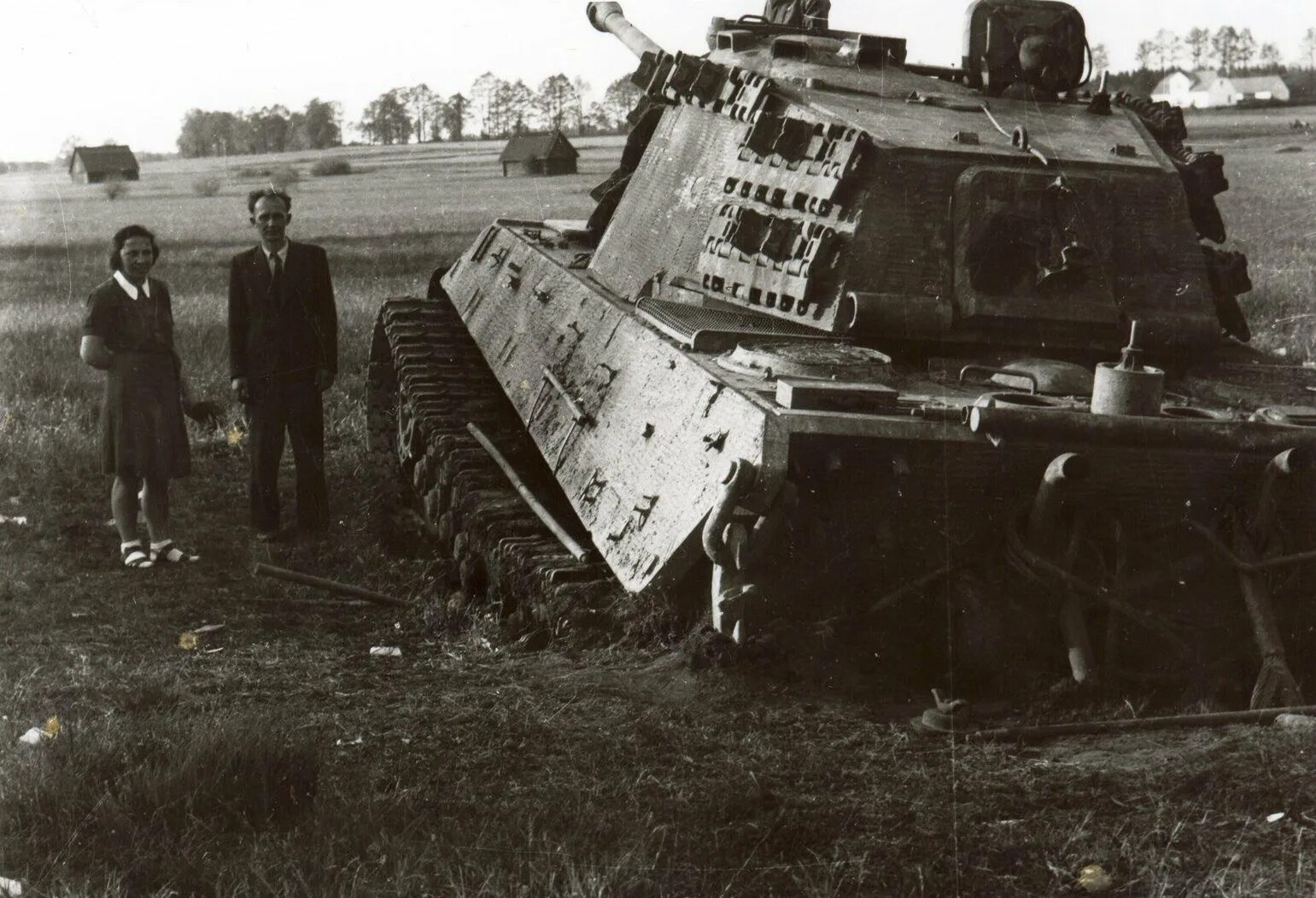 Танк тигр времен великой отечественной войны. Танк тигр 1941-1945. Танк 2 мировой войны Королевский тигр. Танк немецкого вермахта Королевский тигр. Танк тигр 1945.