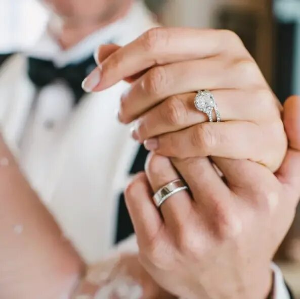 Обручальное кольцо на пальце. Свадебные кольца. Можно ли носить кольца до свадьбы. Обручальное кольцо на пальце. Можно ли мерить обручальные кольца.