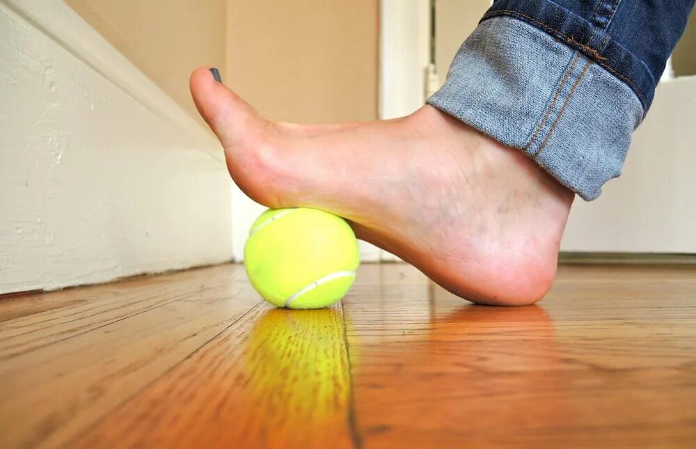 Подошвенный (плантарный) фасциит. Стопа и теннисный мяч. Упражнения для стопы с мячиком теннисным. Упражнения от плоскостопия с теннисным мячиком. Sore feet