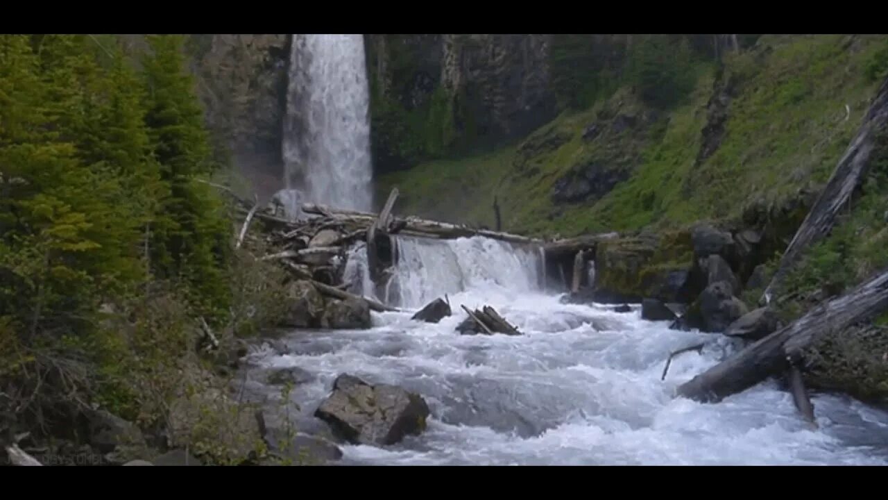 Бурная вода. Бурная река – бурлящая река. Река ойрок. Бурно течет. Бурный поток реки.