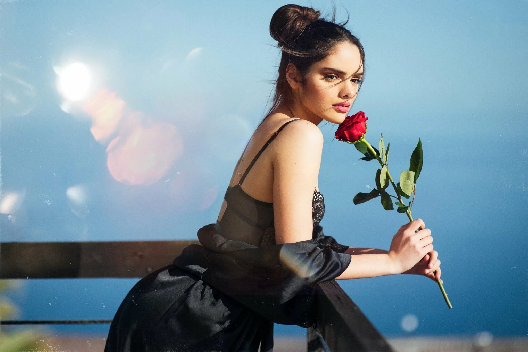 Rose девушка. Rose девушка. Девушка с розой. Девушка с цветами. Красивые девушки с цветами.