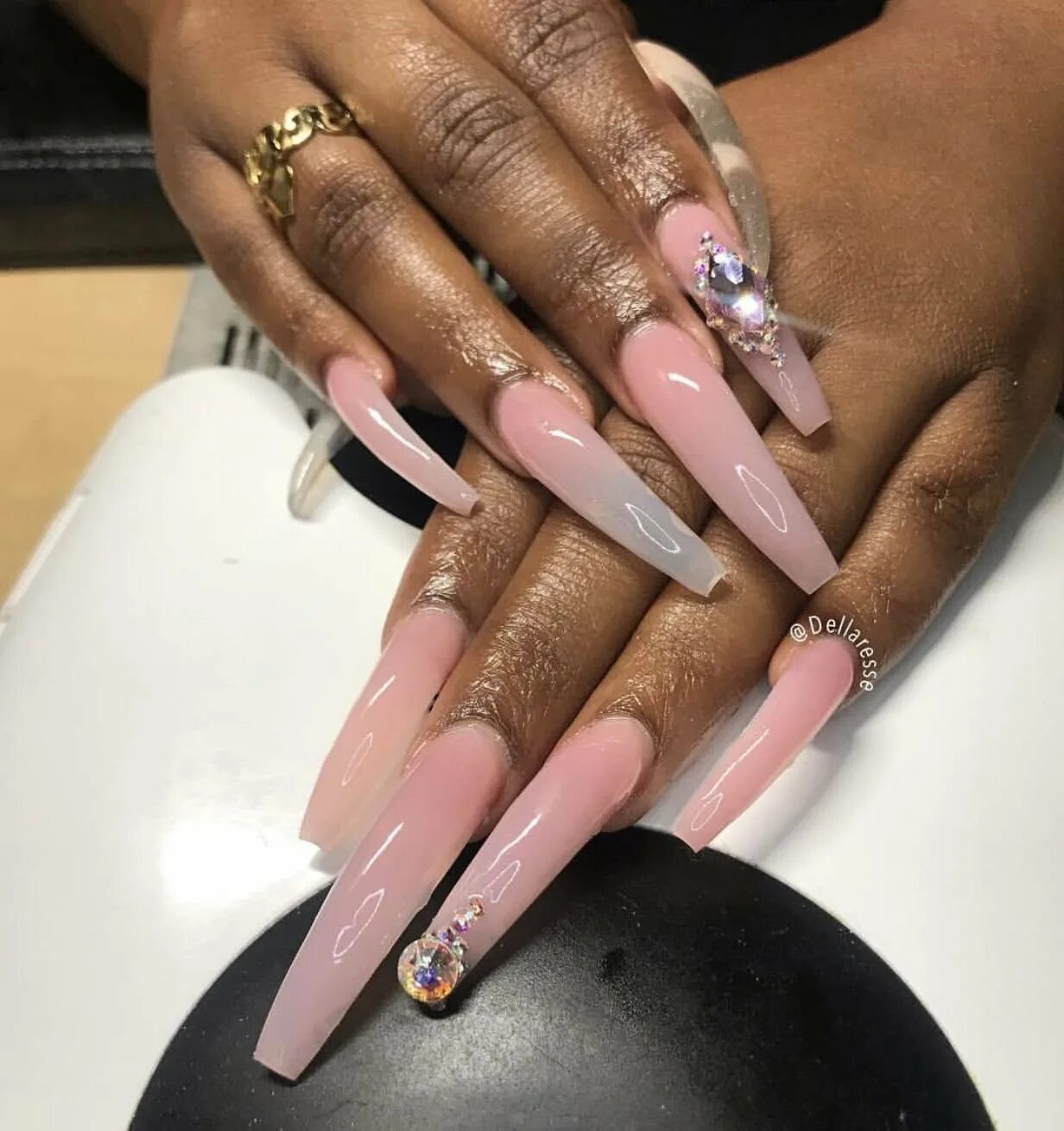 наращивание балерина. прозрачные ногти. выкладной френч 2023. нюдовый маникюр 2021 балерина. маникюр на длинные ногти форма балерина.