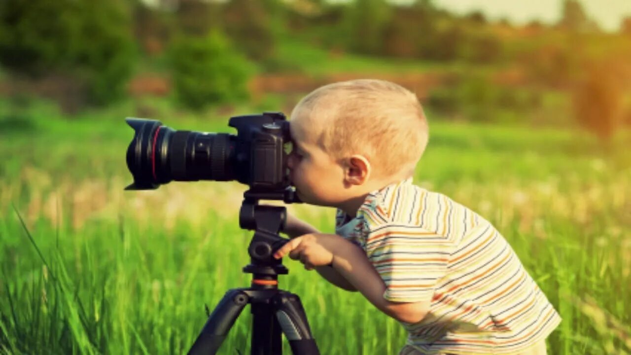 Стекинг в фотошопе. Парень с фотоаппаратом. Ребенок фотограф. Забавный фотограф. Фотосессия для фотографа.