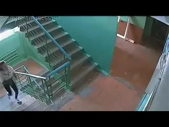 Парень мочится в подъезде. Девушка в подъезде. Приспичило в подъезде. Видео писающих в подъезде. Описалась в подъезде.