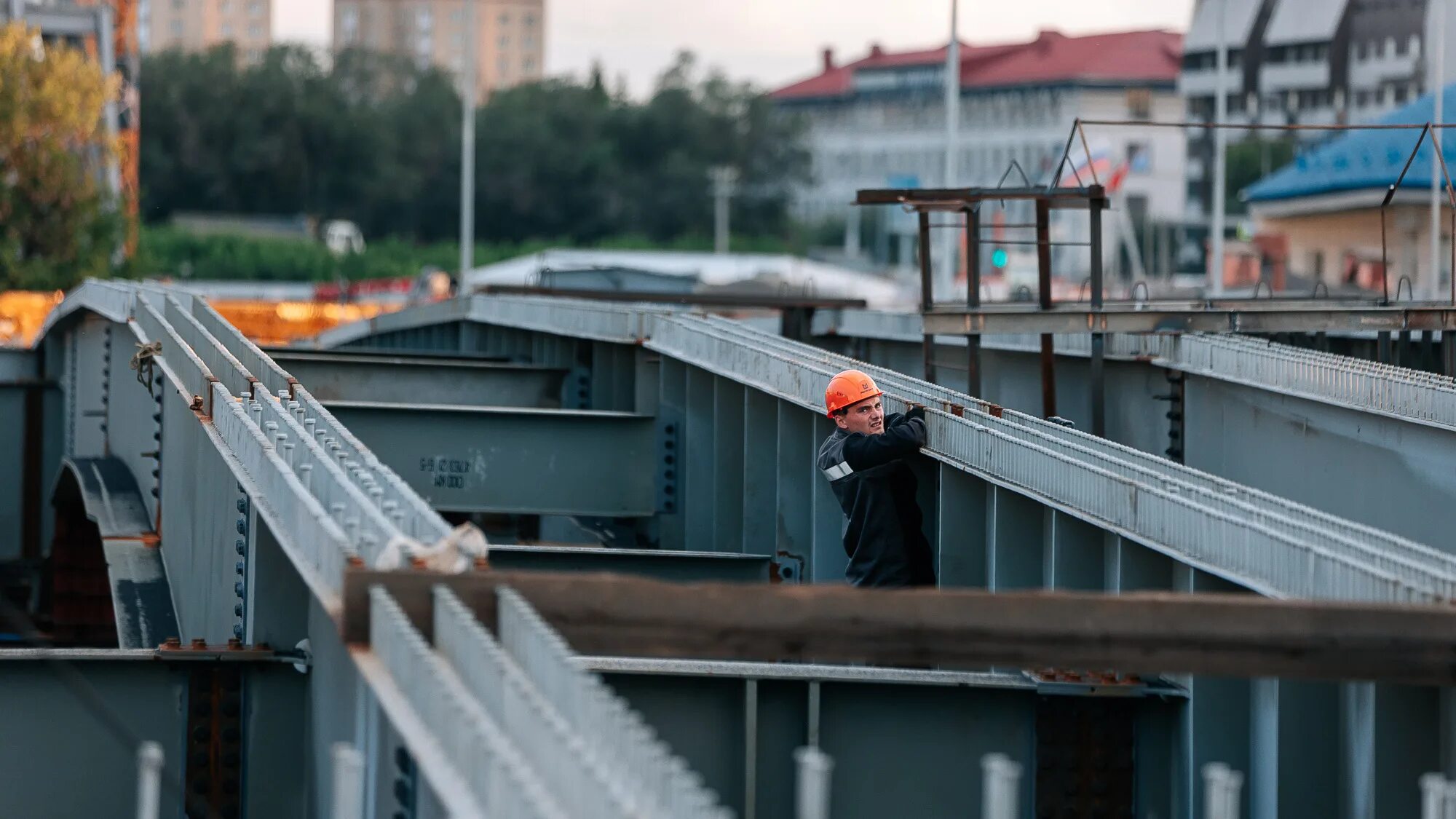 Ремонт кузбасского моста в кемерово 2024. Новый мост Кемерово. ДОЗОВСКИЙ мост Новокузнецк. Кемерово стройка у университетского моста. Искитимский мост Кемерово ремонт.