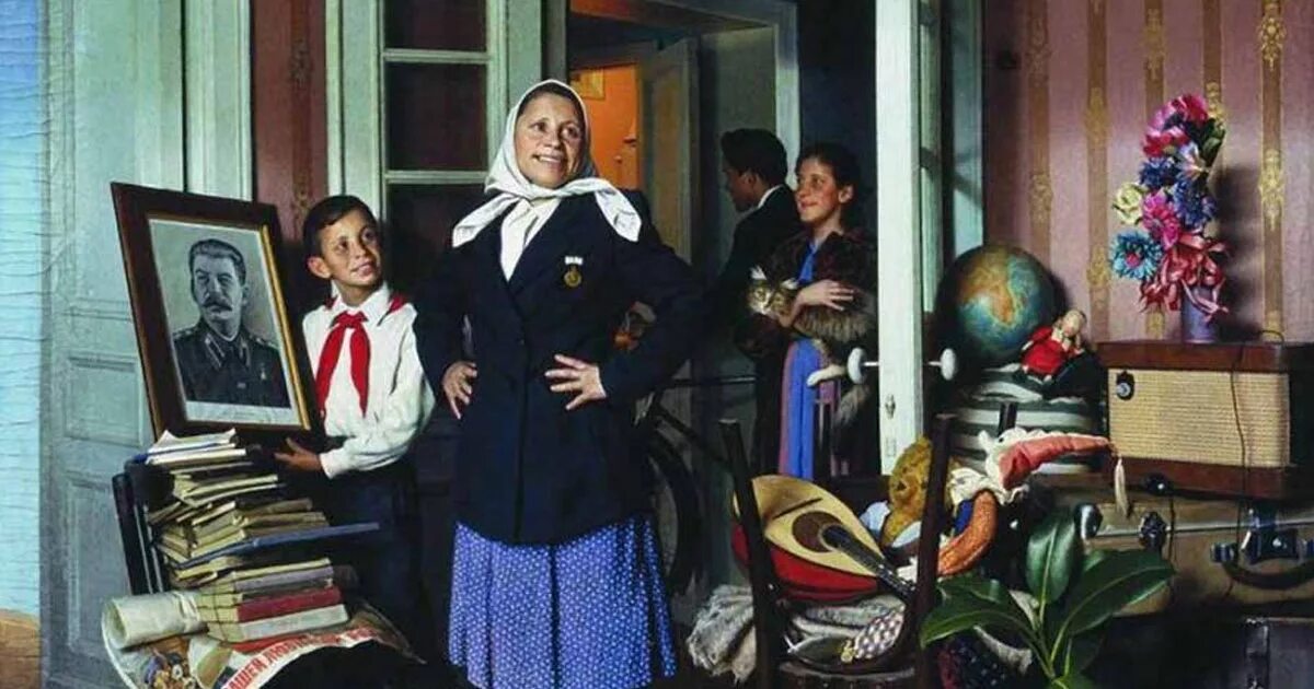 Картина хозяев расстреляли. 1952 в хорошем качестве. Хорошо что хозяев расстреляли картинка. Как хорошо что хозяев расстреляли. Александр иванович лактионов в новую квартиру.