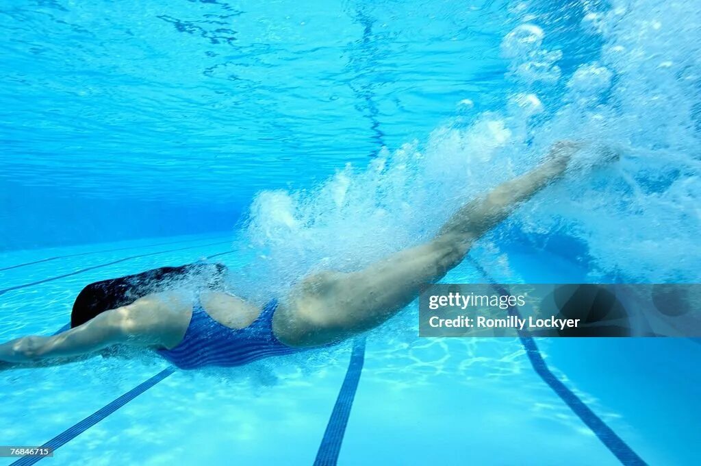 Плавать в бассейне. Пловцы на старте. Singing swimming diving. Человек ныряет в бассейн. Singing swimming diving.