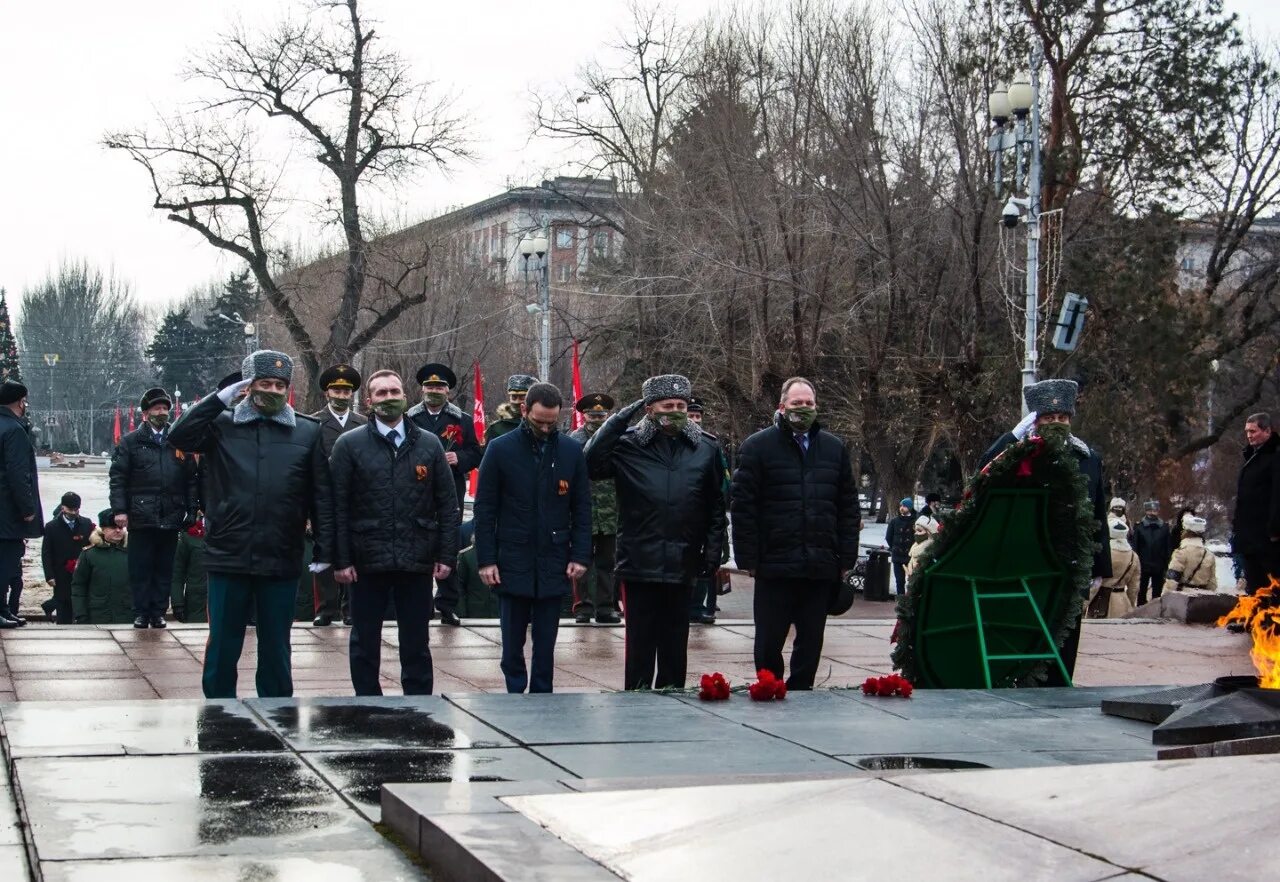 Г волгоградские новости. Волгоград возложение цветов. Защитники Волгограда. Возложение цветов к городам героям в Волгограде. Дорожники почтили память павших героев.