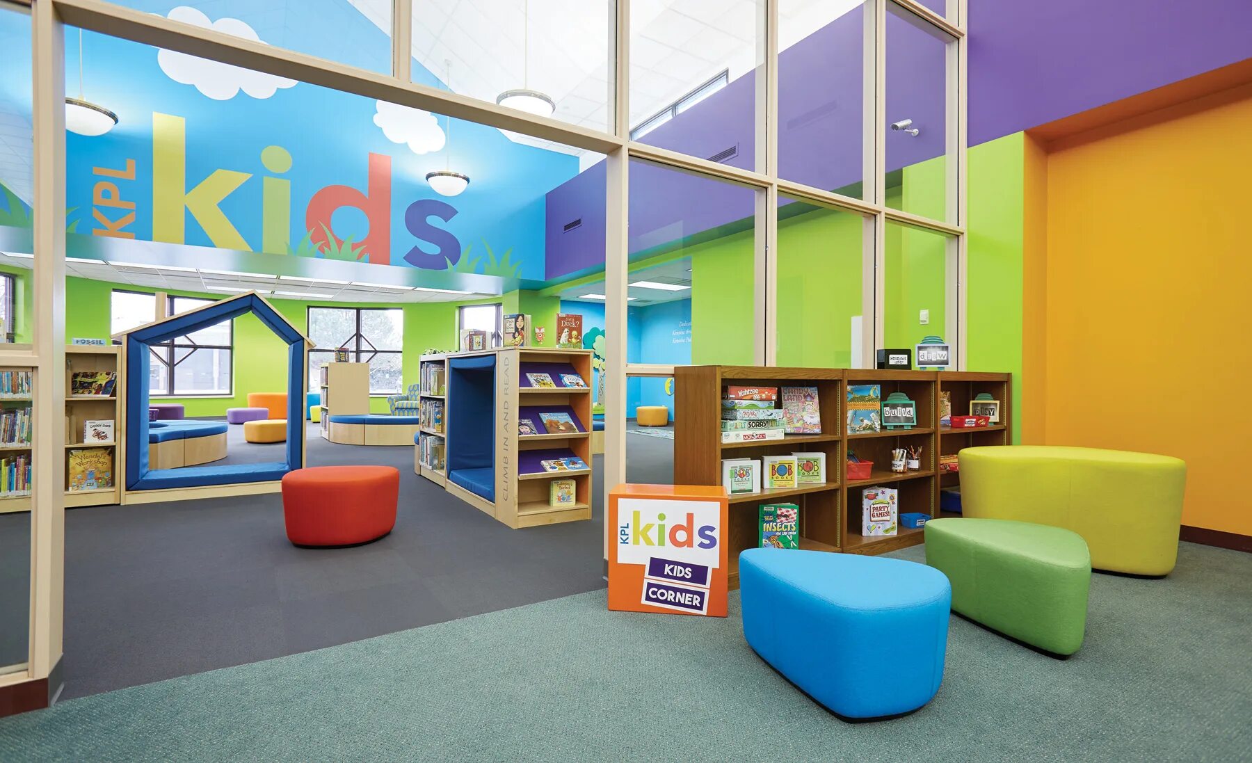 Kids library. Интерьер библиотеки в школе. Библиотека в детском саду. Библиотека в ДОУ. Библиотека с мягким.