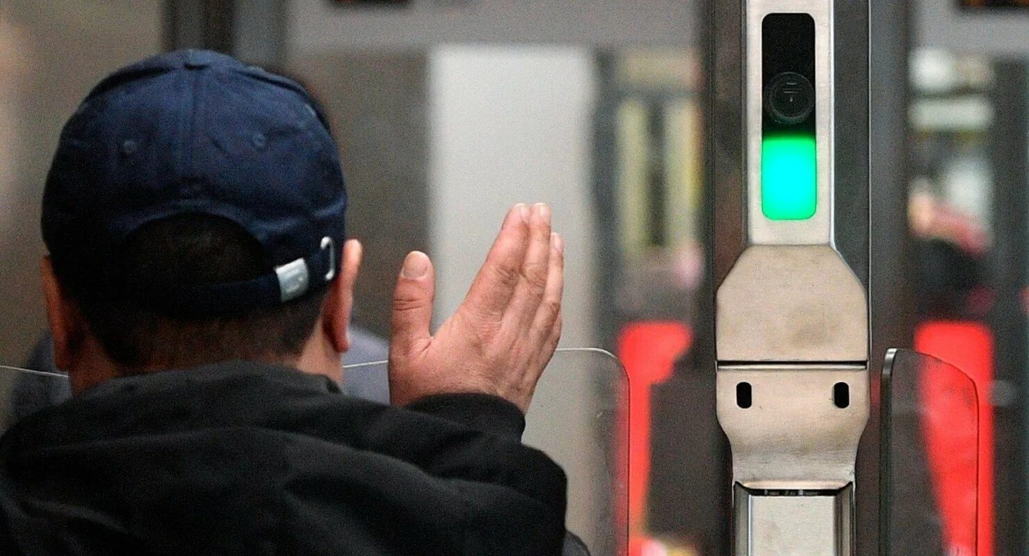 Face system. Система facepay в московском метро. турникеты камеры для face pay. биометрия в московском метро. фэйс пэй в московском метро.