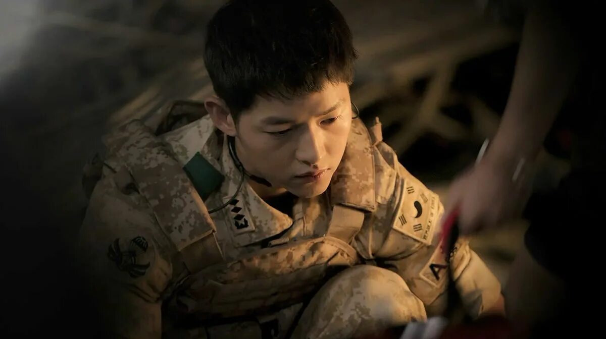 Ю а-ин потомки солнца. Сон чжун ки дорама потомки солнца. Сон джун ки потомки солнца. Онью потомки солнца. Потомки солнца сериал мэттью.