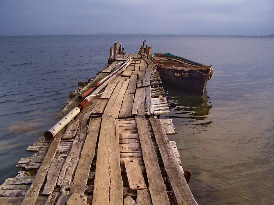 Морской причал. Старый причал фото. Деревянный пирс. Старый заброшенный причал. Пейзаж пристани.